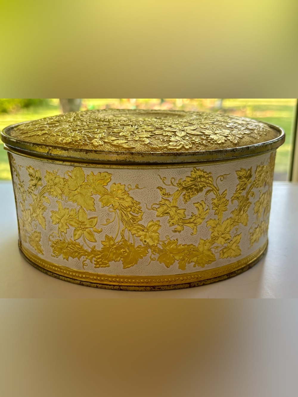 Vintage Guildcraft NY Gold White Grapevine Round Tin